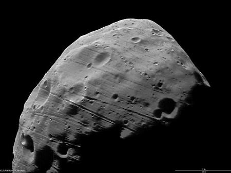 Die Aufnahme vom Juli 2008 zeigt die Oberfläche des Marsmondes Phobos. 