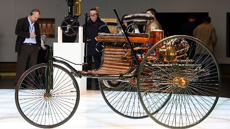Nachbau des ersten Kfz der Welt im Mercedes-Benz-Museum in Stuttgart: ein selbstfahrendes Dreirad mit der Patentnummer 37453. Seine Entwicklung 1886 gilt als die Geburtsstunde des Automobils.