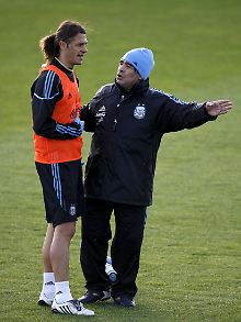 Martin Demichelis mit Maradona: "Er ist kein Trainer, der auf Distanz geht".