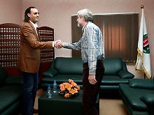 Stillleben mit Blumen: Hannibal Gaddafi besucht den Schweizer Geschäftsmann Göldi im Gefängnis.