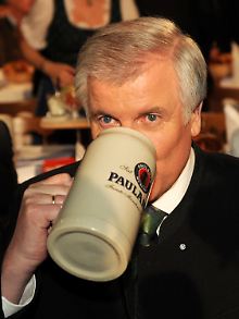 Der derzeitige "Christusdarsteller" der CSU genehmigt sich eine Maß Bier.