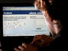 Schöne neue Welt: Wer seine Privatsphäre restlos ablegen will, kann das unter anderem auch bei Facebook tun.