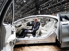 Steuert Verband und Konzern: Dieter Zetsche, hier in typischer Pose in Genf.