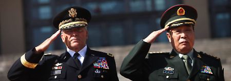 US-Generalstabschef George Casey (l) salutiert zusammen mit dem stellvertretenden chinesischen Stabschef Ge Zhengfeng bei einer Willkommensveier in Peking (Archivfoto vom 20.08.2009).