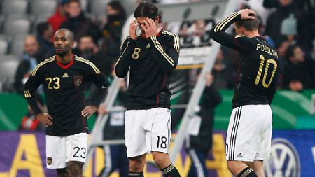 Gute Laune sieht anders aus: Cacau, Mario Gomez und Lukas Podolski.