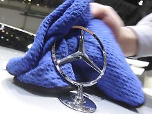 Der Mercedes-Stern wird neu poliert.