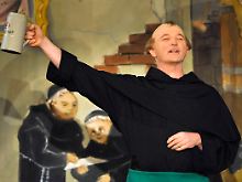 Lerchenberg alias "Bruder Barnabas" verteidigt sich: "Die Themen erfinde ich doch nicht, die liegen auf der Straße." 