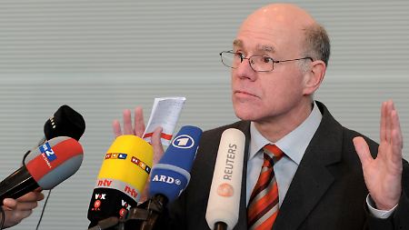 Bundestagspräsident Lammert wirkt ein wenig hilflos.