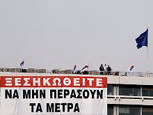Protestaufruf auf dem Dach des Finanzministeriums in Athen, die Sparmaßnahmen zu verhindern.