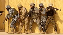 Irakische Sicherheitskräfte und ein US-Soldat bei einer gemeinsamen Übung in Kirkuk.