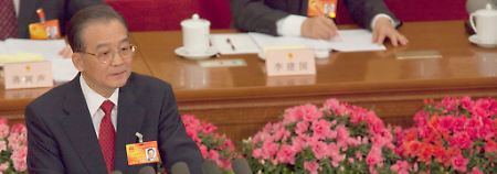 Wen Jiabao legt den Rechenschaftsbericht vor.