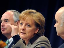 BDI Chef Keitel (l.), Kanzlerin Merkel und Handwerkspräsident Kentzler vor der Presse.