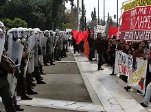 Auge in Auge mit den Polizisten: Demonstranten vor dem Parlament in Athen.