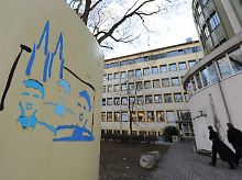 Im Skandal um sexuellen Missbrauch bei den Regensburger Domspatzen gibt es einen konkreten Verdacht gegen zwei frühere leitende Geistliche des Knabenchors.