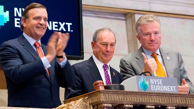 Nach zwei Tagen Sturmpause läutet New Yorks Bürgermeister Michael Bloomberg höchstpersönlich den Handel ein.
