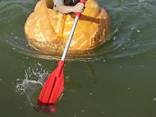 Ein Riesenkürbis als Boot. Zwei Briten haben ehrgeizige Ziele.