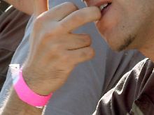 Harmlose Armbänder? Von wegen.