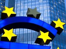 Nicht alle Sterne leuchten: Euro-Skulptur vor der EZB-Zentrale in Frankfurt am Main.