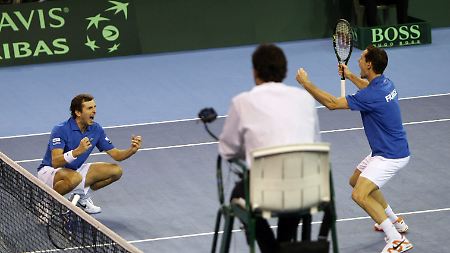 So sehen Sieger aus: Julien Benneteau und Michael Llodra feiern den Doppelerfolg über Deutschland.