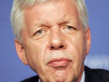 Man sieht sich immer zweimal: Werner Müller muss seinen Platz für einen alten Widersacher räumen. 