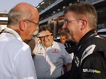 Ross Brawn (re) und Norbert Haug (Mitte) im Gespräch mit Daimler-Chef Dieter Zetsche. 