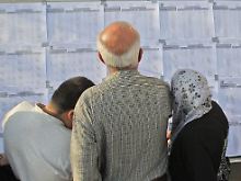 In Bagdad überprüfen Iraker die Namen auf den Wahllisten.