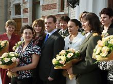 Präsident Medwedew posiert am Frauentag 2009 in Moskau für ein Familienfoto.