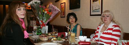Drei russische Frauen haben es sich in einem Moskauer Restaurant mit Blumen und Alkohol auf dem Tisch gemütlich gemacht, um schon einmal den Internationalen Frauentag am 8. März "vorzufeiern". 