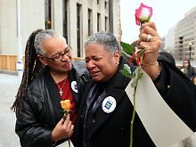 Candy Holmes (re) und Darlene Garner freuen sich vor dem Gericht in Washington, dass sie in der US-Hauptstadt bald heiraten dürfen.