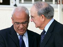 Erekat reagiert empört,  Mitchell (re.) hofft auf neue Gespräche.