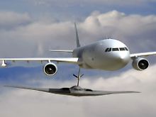 Rendevouz über den Wolken: Ein US-Tarnkappenbomber vom Typ B2 nutzt eine KC-30 - basierend auf der A330 - als fliegende Tankstelle (Grafik).