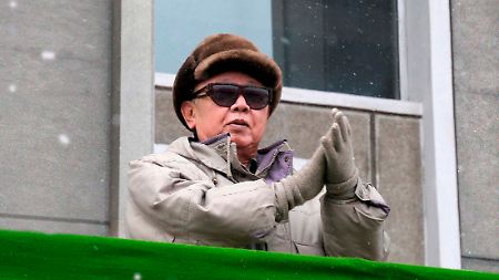 Nordkoreas Staatschef  Kim Jong Il am 6. März bei einer Massenkundgebung in Hamhung.