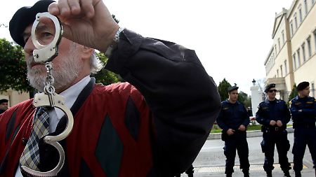 In Griechenland ist nicht jeder mit dem Sparprogramm der Regierung einverstanden.