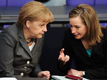 Kristina Schröder (r) kann auf den Rückhalt von ihrer Chefin Angela Merkel (l) zählen.
