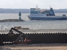 Die Rohre liegen für die  Nord Stream Gasleitung bereit. 