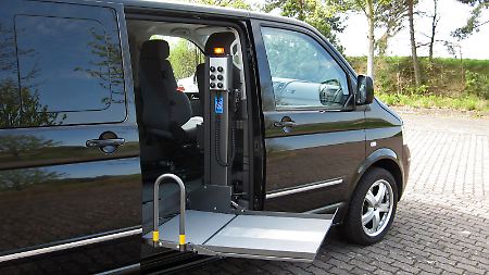 Lift für den Rollstuhlfahrer-Transport: Auch solche Umrüstungen werden für verschiedene Pkw-Modelle angeboten. 