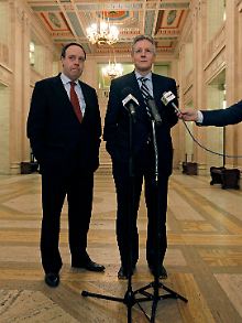 DUP-Chef Peter Robinson (r.) mit seinem Stellvertreter Nigel Dodds im Schloss Stormont in Belfast, dem Sitz des nordirischen Parlaments.