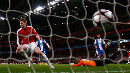 Stürmer Nicklas Bendtner hielt sich gegen Porto mit drei Toren schadlos.