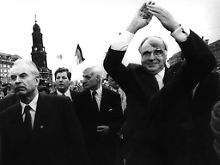 Auf dem Weg zur Einheit: Der damalige DDR-Ministerpräsident Hans Modrow (l) neben Bundeskanzler Helmut Kohl Ende 1989 in Dresden.