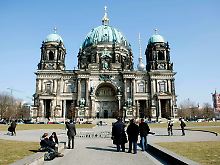 Touristen vor dem Berliner Dom im Lustgarten ...