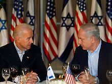 Biden (l) ist nicht amüsiert und lässt Netanjahu mit dem Essen warten.