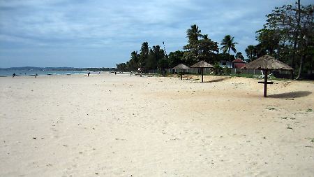 Menschenleerer Strand am "Club Oceanic" nahe Trincomalee im Nordosten Sri Lankas.