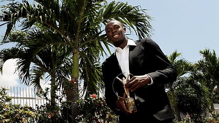 Ehrung unter Palmen: Usain Bolt präsentiert seinen zweiten Laureus. Persönlich entgegen nahm er ihn in Abu Dhabi nicht.