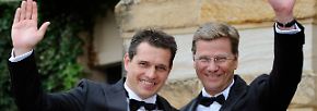 Die "private" Begleitung durch seinen Lebensgefährten Michael Mronz sorgt für Wirbel um den Außenminister.