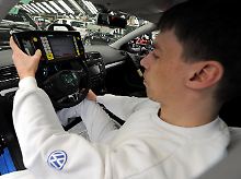 Endabnahme in Wolfsburg: Ein VW-Mitarbeiter prüft die Elektronik eines nagelneuen Golfs.