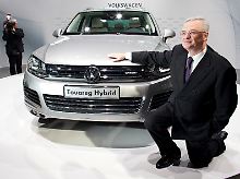 Hand auf der Haube: Winterkorn wartet vor dem Hybrid-Touareg auf die Fotografen.