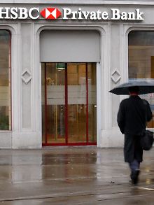 Filiale der HSBC Private Bank in Zürich: Niemand weiß, was der Angestellte in seiner Tasche verbirgt.