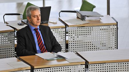 Keine Redebeitrag: Regierungschef Tillich verfolgt in Dresden die turnusmässige Sitzung des Sächsischen Landtages.