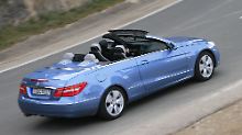 Etwas kürzer als die Limousine, geht es im Cabrio zumindest hinten auch etwas beengter zu. Vorne lässt es sich hingegen sehr bequem sitzen.