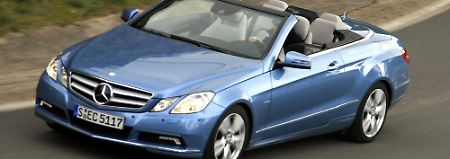 Der kann sich sehen lassen: Mercedes bringt auf der Basis des Coupés das Cabrio der E-Klasse auf den Markt.